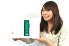 商品を紹介する女性